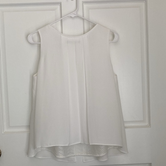 White sleeveless lined top - Picture 2 of 6
